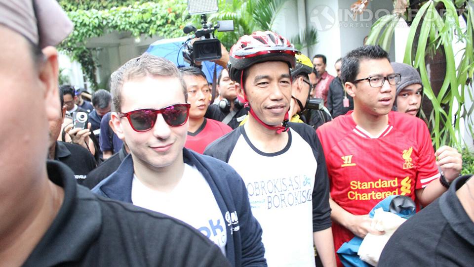 Joko Widodo saat menjabat sebagai Gubernur DKI Jakarta menerima kedatangan dua pebalap MotoGP Valentino Rossi dan Jorge Lorenzo di Balai Kantor Gubernur DKI Jakarta, Jumat (17/01/14).